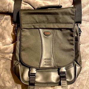 Like New!!! Tumi T2 Vertical Shoulder Tote